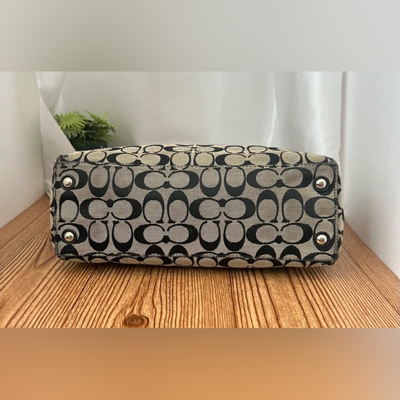 GUC Coach Signature Canvas Shoulder Satchel - Picture 5 of 7